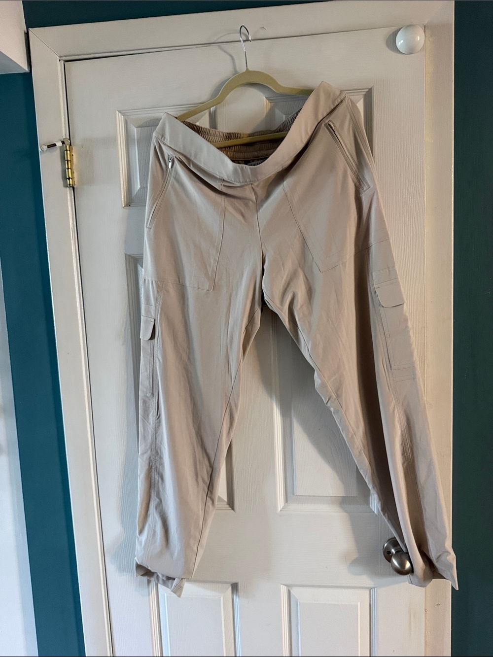 NWOT Light Beige Women's Chelsea cargo joggers - 16 TALL